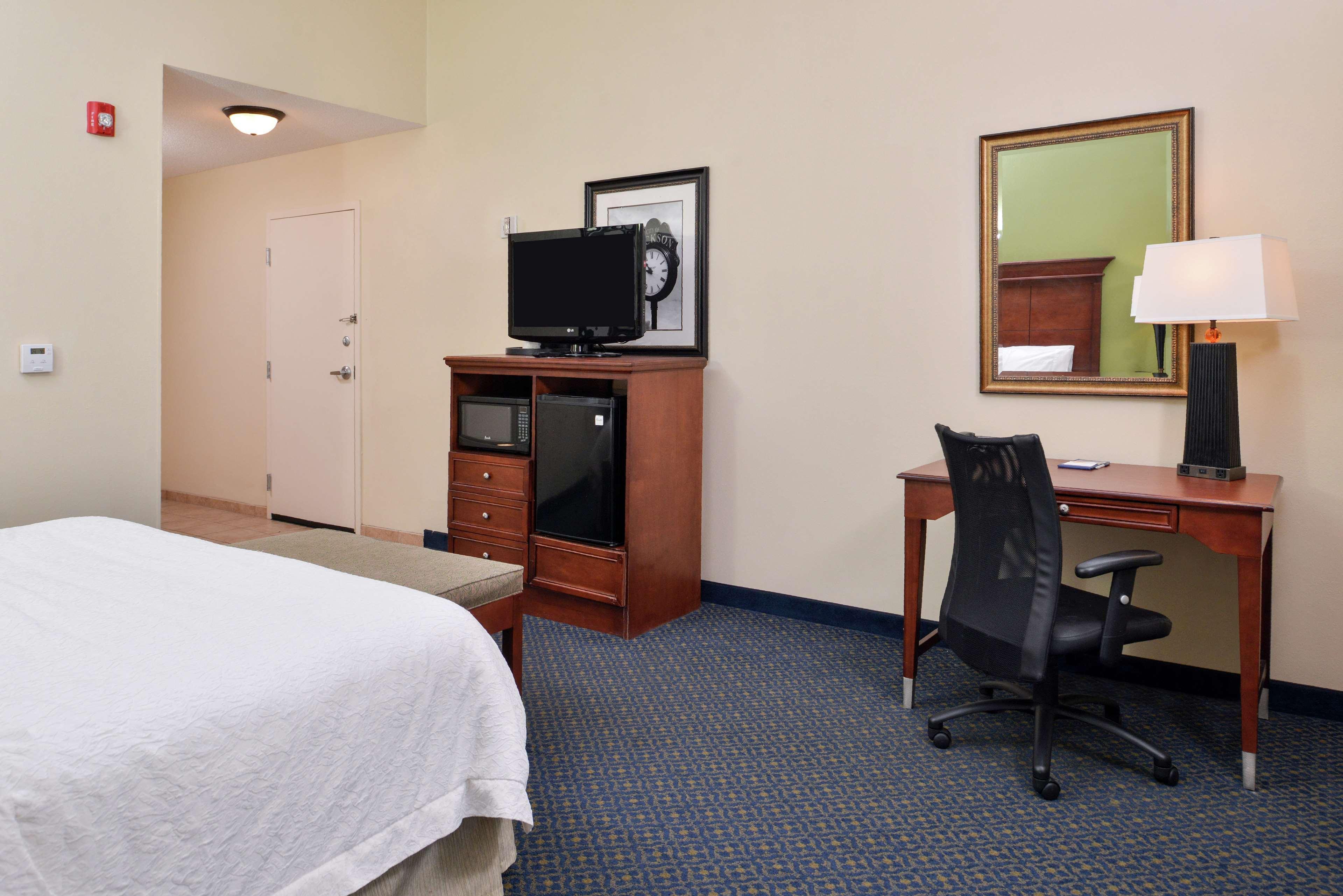 Hampton Inn Jackson-College Avenue Εξωτερικό φωτογραφία